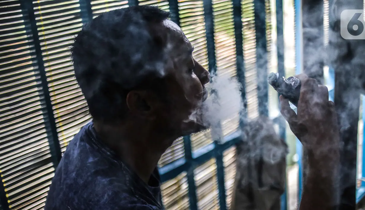 Seorang pria menggunakan vape atau rokok elektronik di kawasan Bundaran HI, Jakarta, Selasa (12/11/2019). Pemerintah melalui BPOM mengusulkan pelarangan penggunaan rokok elektrik dan vape di Indonesia, salah satu usulannya melalui revisi PP Nomor 109 Tahun 2012. (Liputan6.com/Faizal Fanani)