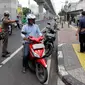 Pengendara motor pergi seusai diberi hukuman push up karena tidak memakai masker saat razia Pembatasan Sosial Berskala Besar (PSBB) di Kawasan Jalan Fatmawati, Jakarta, Selasa (28/4/2020). Penertiban terkait pelaksanaan PSBB Jakarta dan memutus rantai penyebaran COVID 19. (merdeka.com/Imam Buhori)