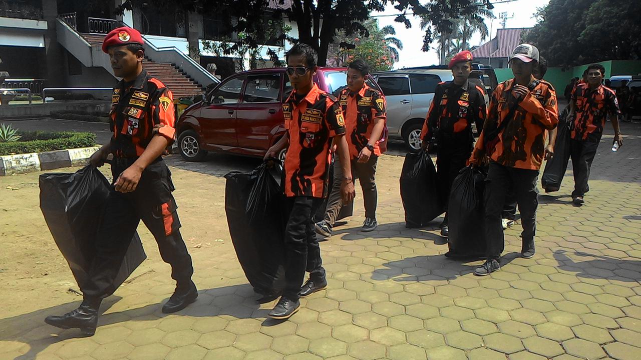 Pemuda Pancasila bersihkan masjid
