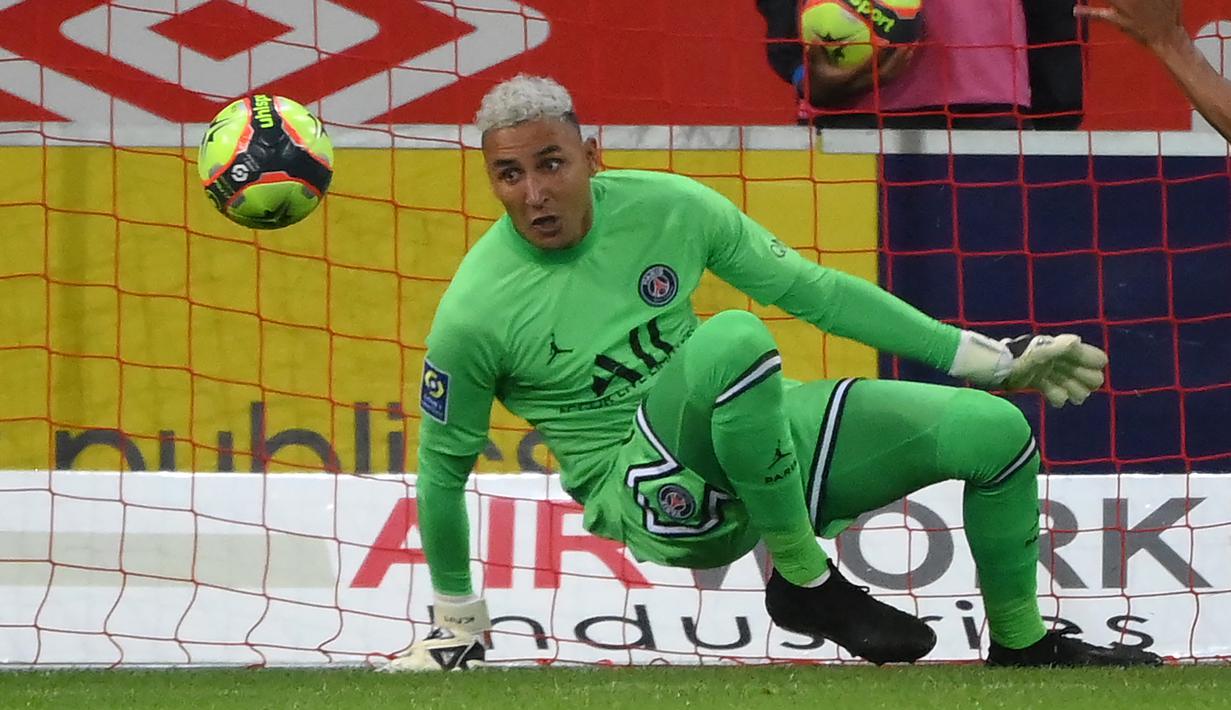 Keylor Navas. Di samping lini pertahanan, Newcastle juga membutuhkan sosok kiper tangguh untuk mengawal gawang dari gempuran para striker lawan. Kiper PSG ini dinilai layak untuk mengemban tugas tersebut, apalagi perannya mulai tergeser usai kedatangan Gianluigi Donnarumma di PSG. (AFP/Franck Fife)