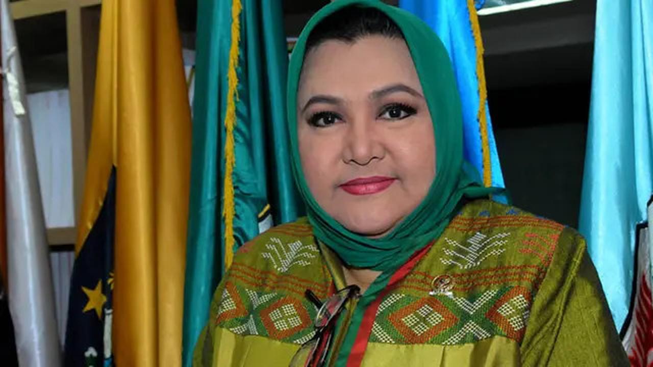 Tiba di Banyuwangi, Denada Langsung Bersimpuh dan Menangis di Hadapan Jenazah Emilia Contessa