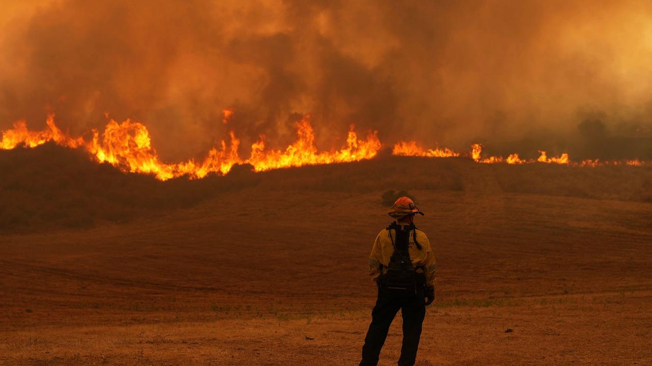 FOTO: Kebakaran Hutan Mengerikan di Utara Los Angeles,  Ribuan Warga Dievakuasi
