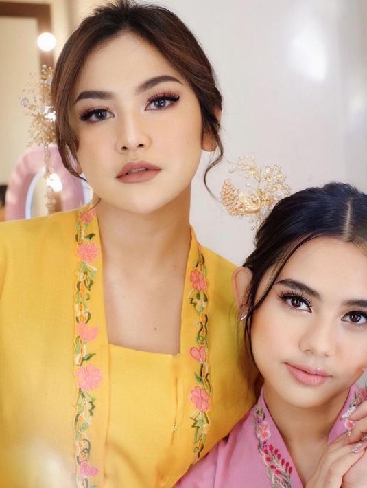Bersama dengan Ziva Magnolya, keduanya tampil kompak mengenakan kebaya model kutu baru. Mahalini tampil menawan dengan kebawa berwarna kuning. Sementara Ziva tampak memesona dengan kebaya merah muda.(Liputan6.com/IG/@mahaliniraharja)