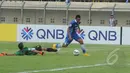 Pemain Persib, M Ridwan berhasil mengecoh kiper New Radiant, Bandung, Rabu (25/2/2015). Persib menang 4-1 atas tamunya New Radiant di laga perdana AFC Cup 2015 (Liputan6.com/Herman Zakharia)