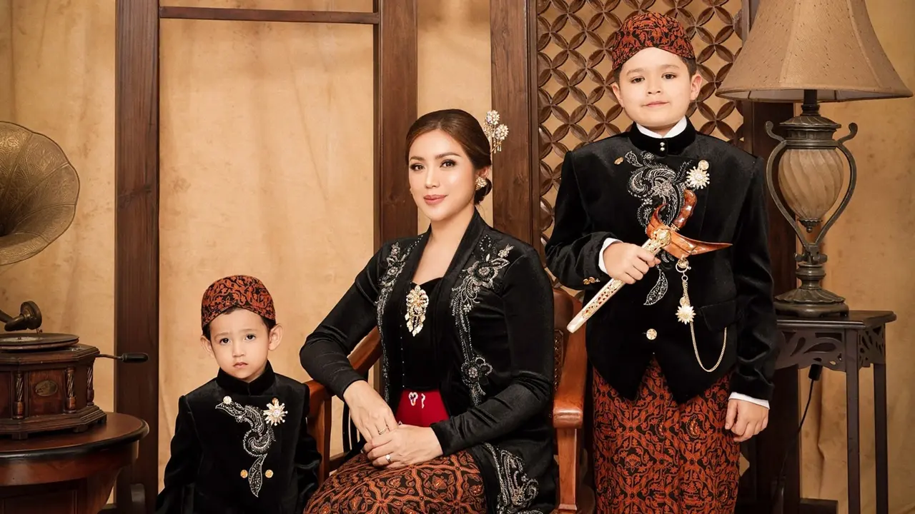 Pemotretan Keluarga Jessica Iskandar dan Vincent Verhaag berbusana Jawa Ini Tampil Menawan