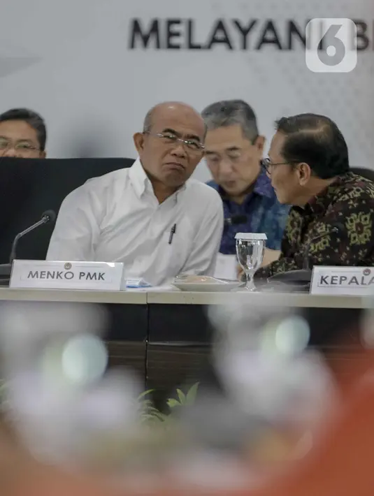 Menko Bidang PMK, Muhadjir Effendy berbincang dengan Kepala BPS Suhariyanto sebelum memimpin rakor tingkat menteri di Kantor Kemenko PMK, Jakarta, Kamis (20/2/2020). Rakor membahas kebijakan transformasi subsidi terkait isu rencana pemerintah mencabut subsidi elpiji 3kg. (Liputan6.com/Faizal Fanani)