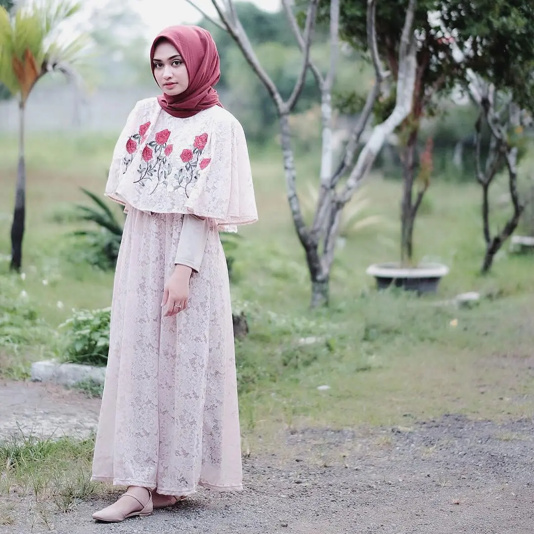 Detail embroidery pada dress model cape ini bikin penampilan hijab kamu feminin. (sumber foto: @shellaalaztha/instagram)