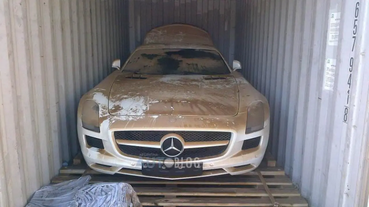 Karena Ceroboh, Peti Kemas Berisi Mercedes Benz SLS AMG Tercebur 