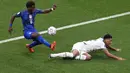 Gelandang Amerika Serikat, Yunus Musah berusaha melewati gelandang Inggris, Jude Bellingham  selama pertandingan grup B Piala Dunia 2022 Qatar di Stadion Al Bayt di Al Khor, Qatar, Sabtu (16/11/2022). Hasil ini bikin Inggris memimpin Grup B dengan empat angka. Sementara, Amerika Serikat di posisi ketiga dengan dua poin tertinggal satu angka dari Iran di posisi kedua. (AP Photo/Ebrahim Norozi)