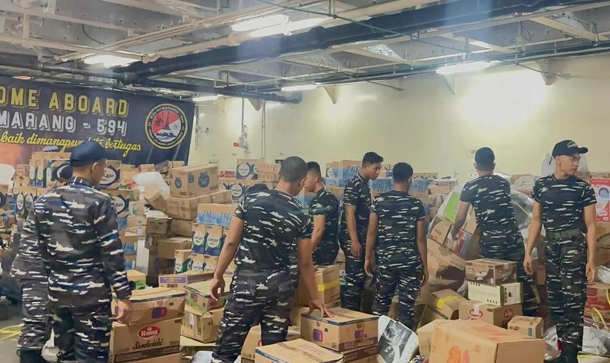 FOTO: KRI Semarang Angkut Bantuan untuk Korban Bencana di Sumatera