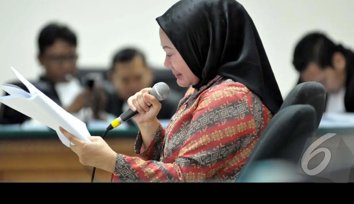 Atut menangis ketika bercerita mengenai anak bungsunya Ananda Triana Salichan saat membacakan nota pembelaan (pledoi), Pengadilan Tipikor Jakarta, Kamis (21/8/2014) (Liputan6.com/Panji Diksana)