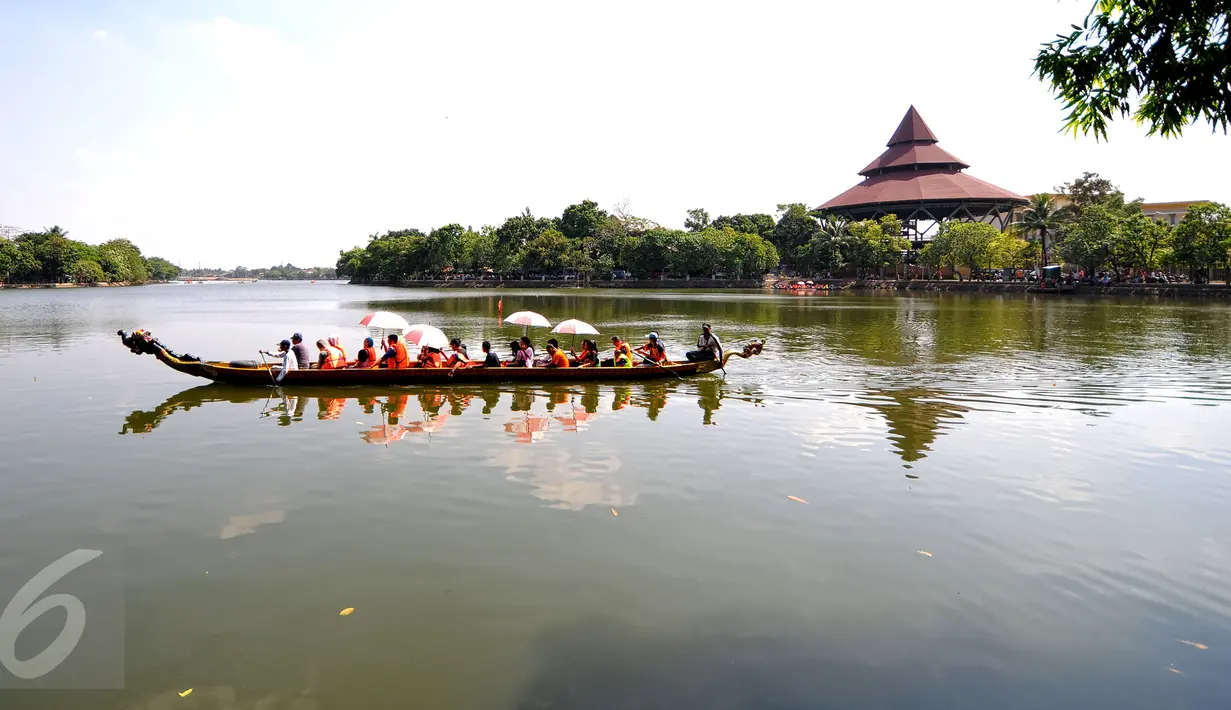 Tempat wisata yang berlokasi di Jalan Srengseng Sawah, Kecamatan Jagakarsa, Jakarta Selatan ini, menyuguhkan perkampungan Betawi dengan pemandangan langsung menghadap setu atau danau Babakan, Sabtu (18/7/2015). (Liputan6.com/Yoppy Renato)