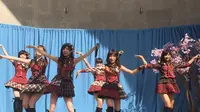 Lagu Koi Suru Fortune Cookie membuat kerabat AKB48 di New York melakukan tarian yang sempat populer beberapa waktu lalu.