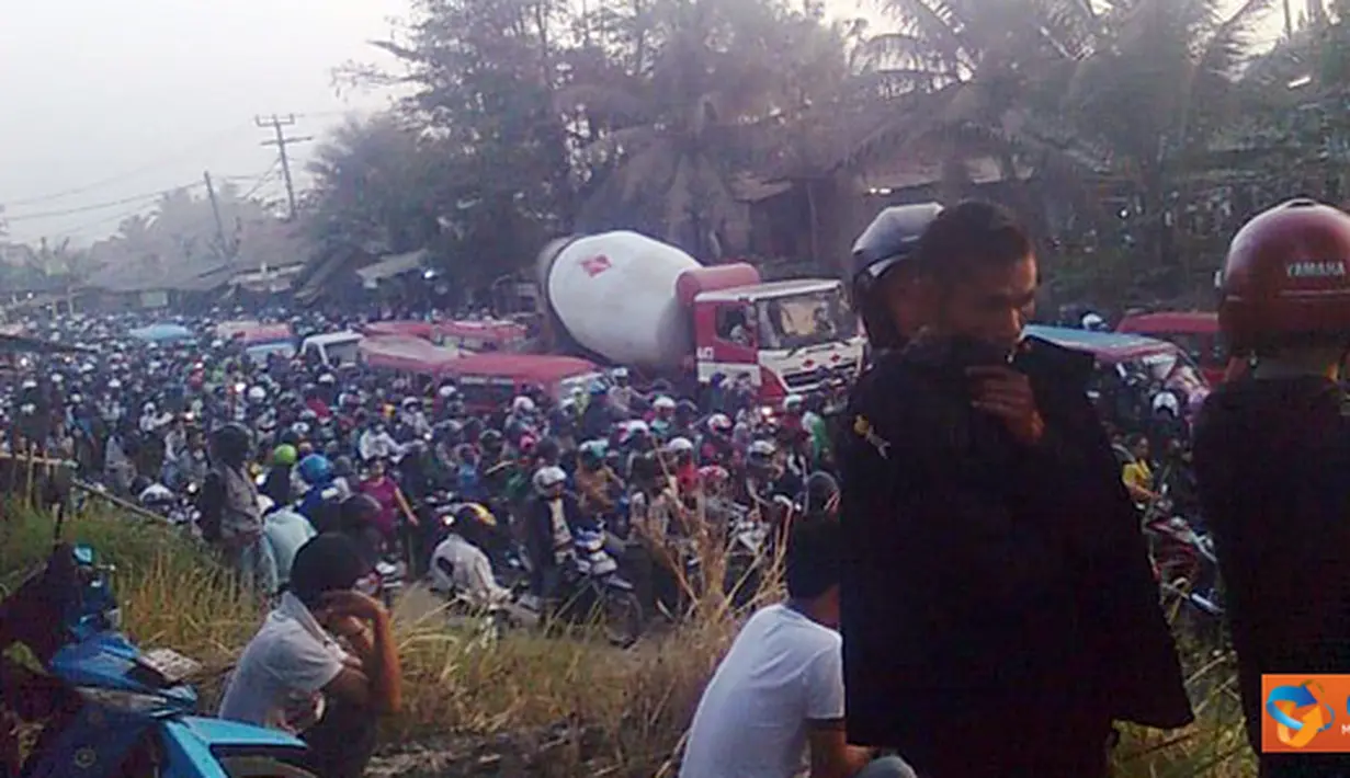 Citizen6, Serang: Kemacetan terjadi di Desa Tambak, Kecamatan Kibin, Kabupaten Serang, Banten. Hal ini sering terjadi dan semakin diperburuk karena adanya perbaikan jalan. (Pengirim: Tyana) 