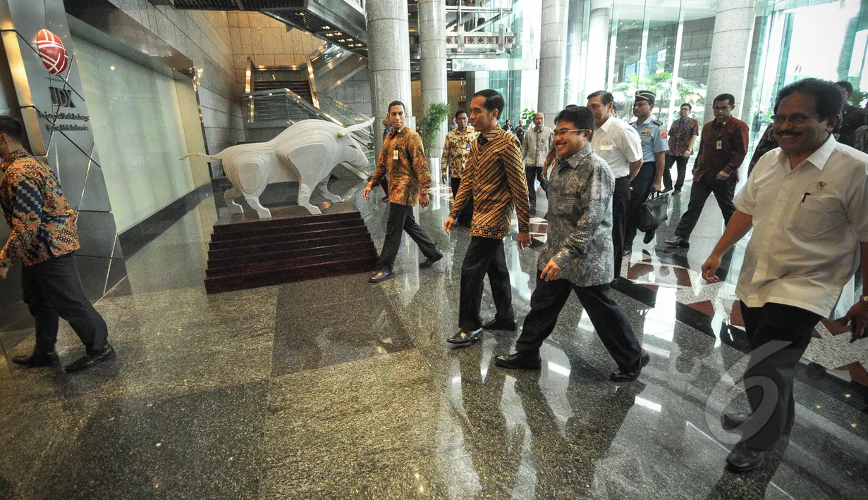 Presiden Joko Widodo (Jokowi) beserta rombongan saat tiba di Bursa Efek Indonesia (BEI), Jakarta, Selasa (7/4/2015). Kunjungan presiden tersebut untuk melihat perkembangan pasar modal Indonesia. (Liputan6.com/Faizal Fanani)