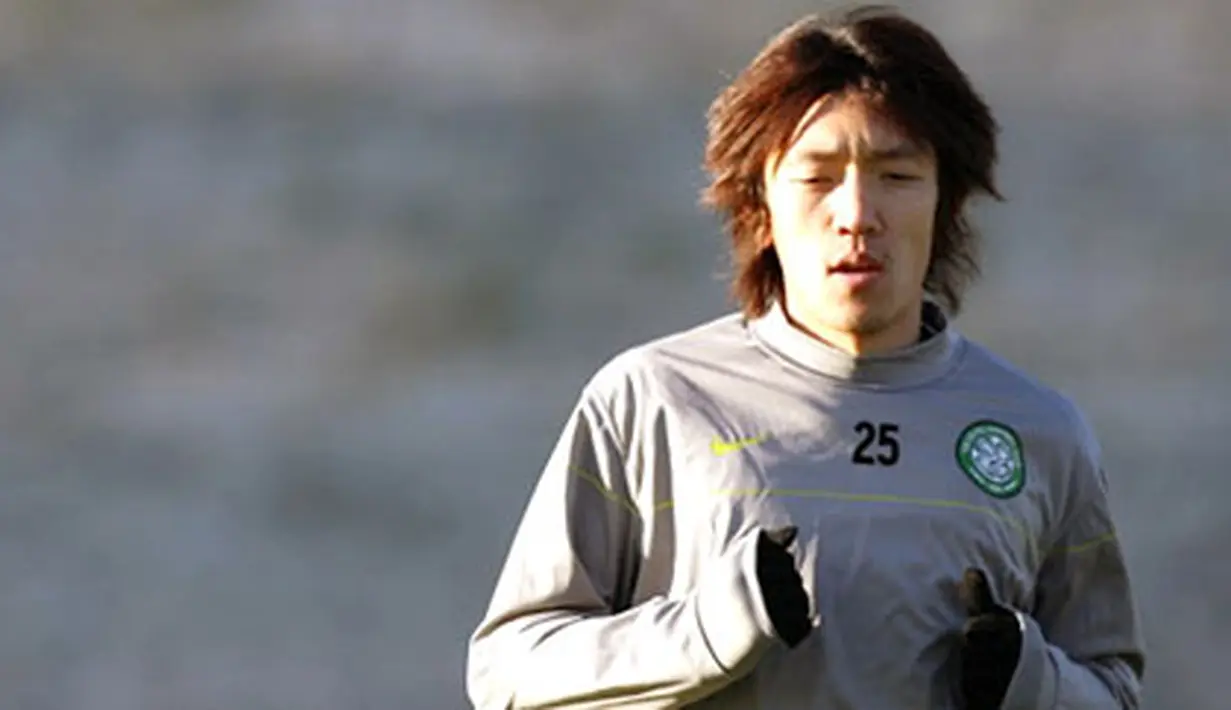 Celtic's Japanese midfielder Shunsuke Nakamura in a training session in Lennoxtown, Scotland, on December 9, 2008 ahead of their UEFA Champions League match against Villarreal on December 10 in Glasgow. AFP PHOTO/PAUL ELLIS