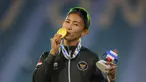 Kontingen Indonesia kembali menorehkan prestasi gemilang di SEA Games 2025. Medali emas ke-62 berhasil diraih dari cabang olahraga atletik nomor Women’s Heptathlon melalui atlet andalan Emilia Nova. (Bola.com/Bagaskara Lazuardi)