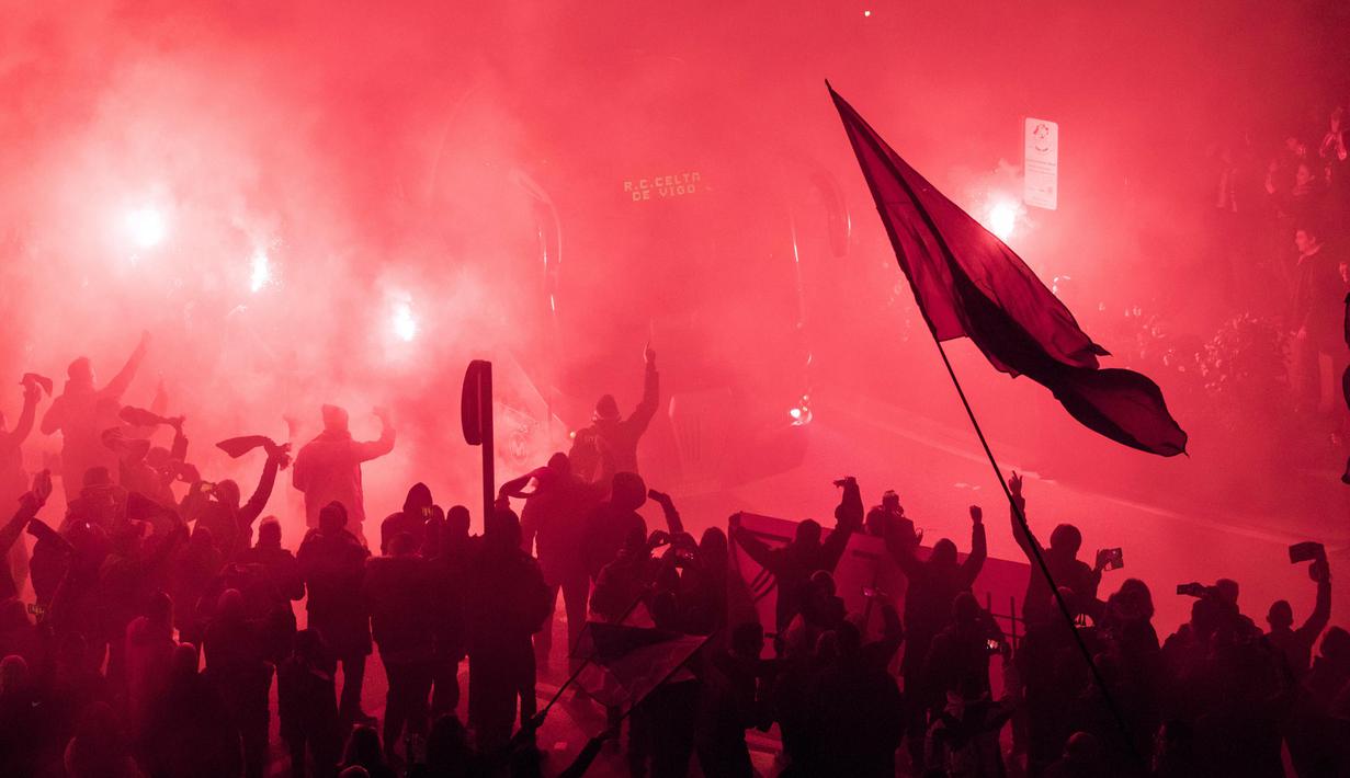 Suporter RC Celta de Vigo menyalakan flare usai timnya memastikan diri lolos ke semifinal Copa Del Rey 2017 di Balaidos stadium, Vigo, Spain, Rabu (25/1/2017). Celta Vigo bermain imbang 2-2 dengan Real Madrid.  (AP/Lalo R. Villar)