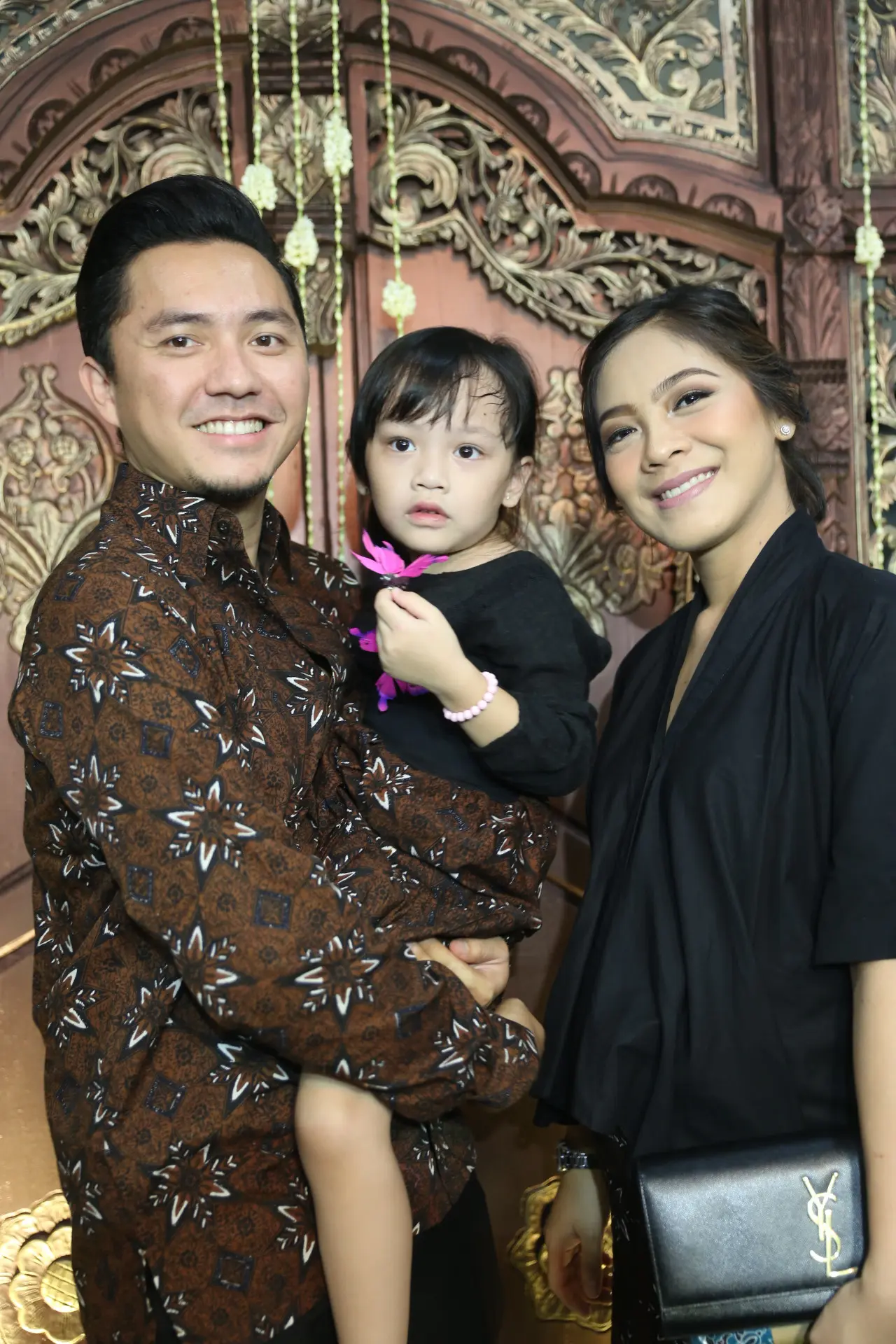 Pada kehamilan keduanya kali ini, sang istri juga tidak ngidam seperti sebelumnya. Omesh mengaku bahwa sang istri hanya pingin sup durian. "Ngidam apa ya. Oh ada, sup durian Bandung," kata Omesh. (Nurwahyunan/Bintang.com)