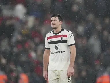Pemain Manchester United, Harry Maguire tampak kecewa setelah gagal mencetak gol ke gawang Liverpool pada laga lanjutan Liga Inggris 2024/2025 di Stadion Anfiled, Liverpool, Inggris, Minggu (05/01/2024). (AP Photo/Jon Super)