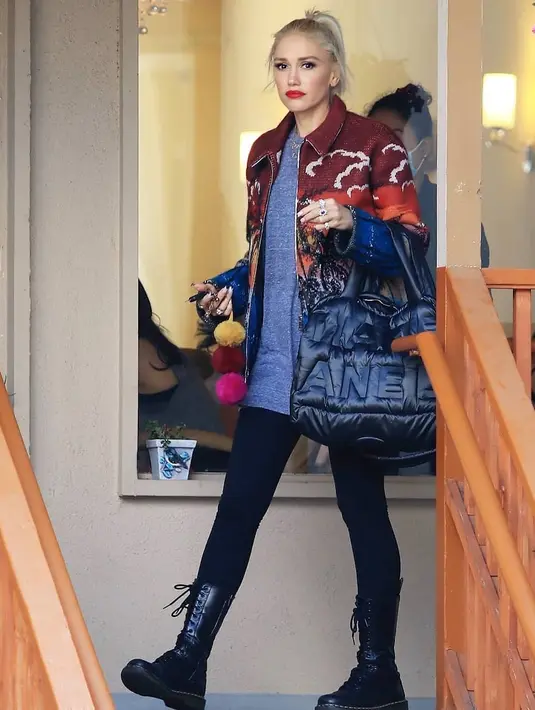 Ditambah Gwen memakai jaket saat udara di Los Angeles benar-benar panas saat ini. (instagram/gwenstefanipr)