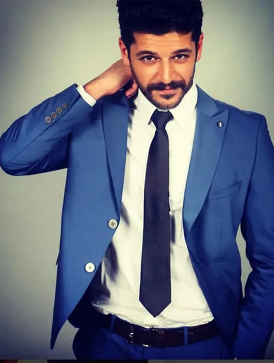 Pria kelahiran Istanbul, 2 September 1991 ini rupanya senang selfie di area rumah yang menjadi lokasi syuting serial Elif Season 2. Bahkan, hampir semua spot sudah dijajalnya. (Via Instagram/@emre.kvlcm)