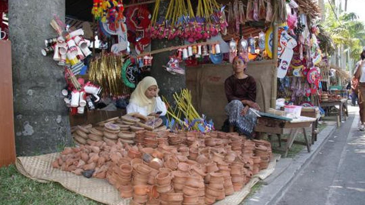 Mencoba mainan tempo doeloe di Festival Malang Kembali 2012