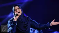 Penyanyi asal Malaysia, Siti Nurhaliza saat tampil di Konser Kemenangan D2 Academy Asia di Studio 5 Indosiar, Jakarta, Kamis (29/12). Siti juga menjadi komentator penampilan para finalis D2 Academy Asia. (Liputan6.com/Helmi Fithriansyah)