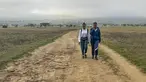 Luyanda Hlali (kiri) dan temannya Mimi Dubazane memulai rutinitas berjalan kaki selama 2 jam dari desa Stratford ke sekolah mereka di Dundee, Afrika Selatan, Kamis, 26 Oktober 2023. (AP Photo/ Mogomotsi Magome)