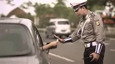 Polisi kali ini melakukan tugasnya tanpa pandang bulu, siapa saja yang dianggap menyalahi aturan akan diberi tindakan. Tak terkecuali ibunda artis cantik tanah air dan masyarakat yang terjaring razia.