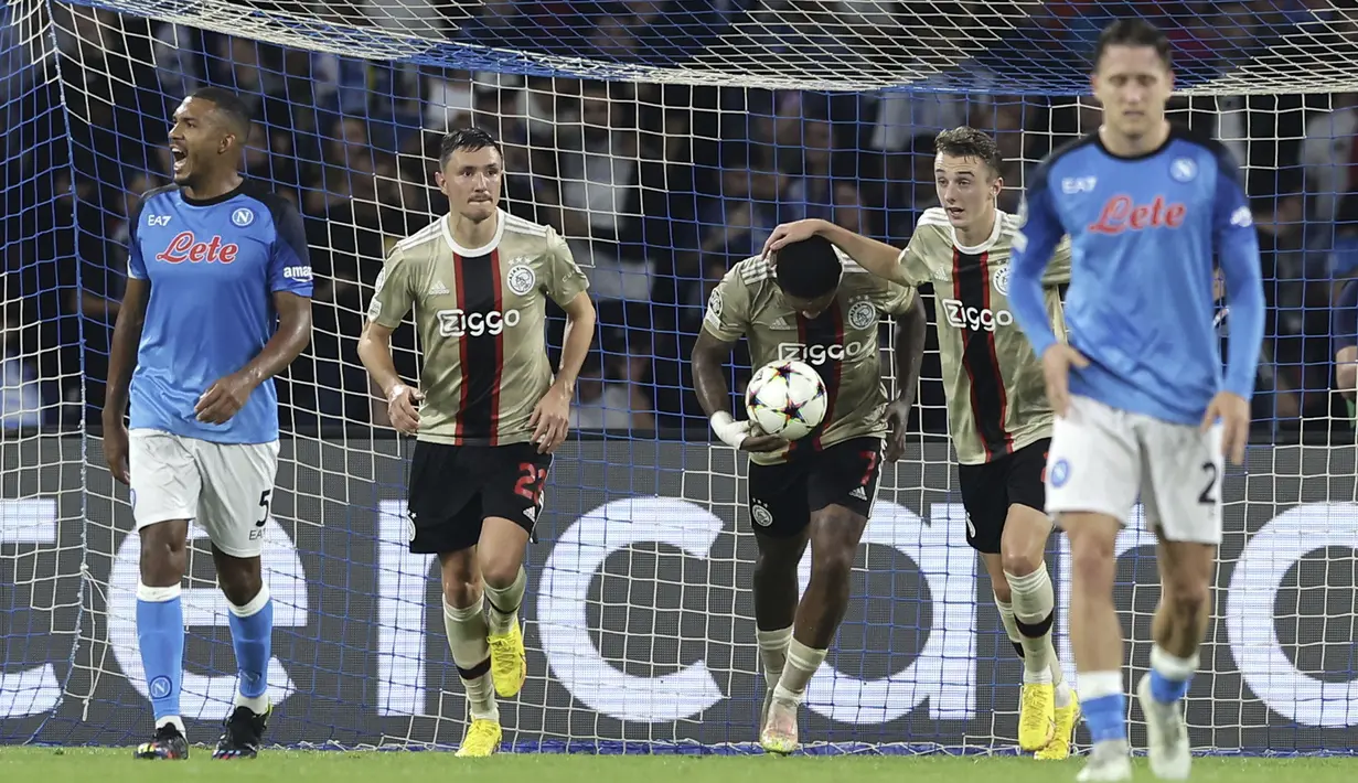 Ajax berhasil mencetak gol melalui Davy Klaassen di menit ke-49 dan eksekusi penalti Steven Bergwijn di menit ke-83. Napoli juga berhasil mencetak dua gol tambahan lewat penalti Khvicha Kvaratskhelia di menit ke-61 dan Victor Osimhen di menit ke-89. (Alessandro Garofalo/LaPresse via AP)
