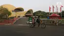 Warga berolahraga sore di kawasan Taman Mini Indonesia Indah, Jakarta, Minggu (22/8/2021). TMII kembali dibuka mulai 06.00-18.00 WIB namun terbatas hanya untuk kegiatan berolahraga outdoor atau luar ruangan dan dengan syarat menunjukkan sertifikat vaksinasi covid-19. (Liputan6.com/Herman Zakharia)