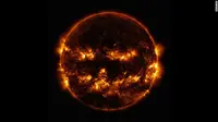 Matahari menyerupai labu Halloween atau jack-o'-lantern, (NASA / SDO)