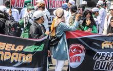 FOTO: Massa Berbagai Ormas Gelar Aksi Bela Rempang, Spanduk, Poster hingga Mobil Komando Dibawa ke Patung Kuda