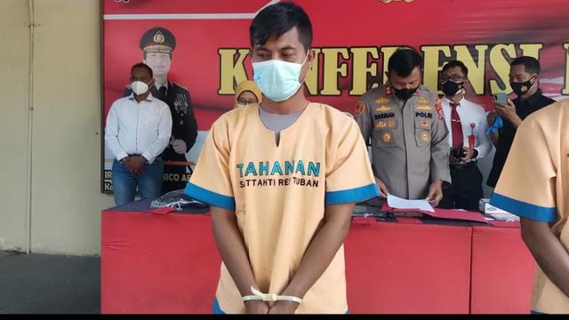 Pelaku pencurian tablet di SMP 1 Semanding Tuban. (Ahmad Adirin/Liputan6.com)