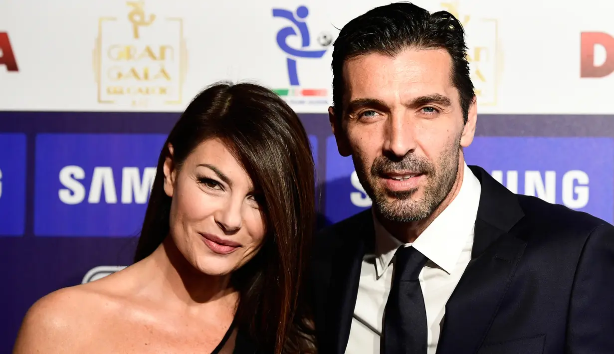 Kiper Juventus, Gianluigi Buffon ditemani kekasihnya, Ilaria D'Amico menghadiri malam Gran Gala del Calcio di Milan, Senin (27/11). Grand Gala Del Calcio merupakan acara tahunan yang diselenggarakan Asosiasi Pesepakbola Italia. (MIGUEL MEDINA/AFP)