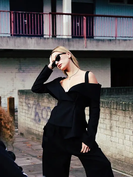 Meski Hailey mengaku tidak sedang berkencan dengan siapapun di 2018 iHeart Radio Music Awards, tentu saja banyak yang tak percaya. (instagram/haileybaldwin)