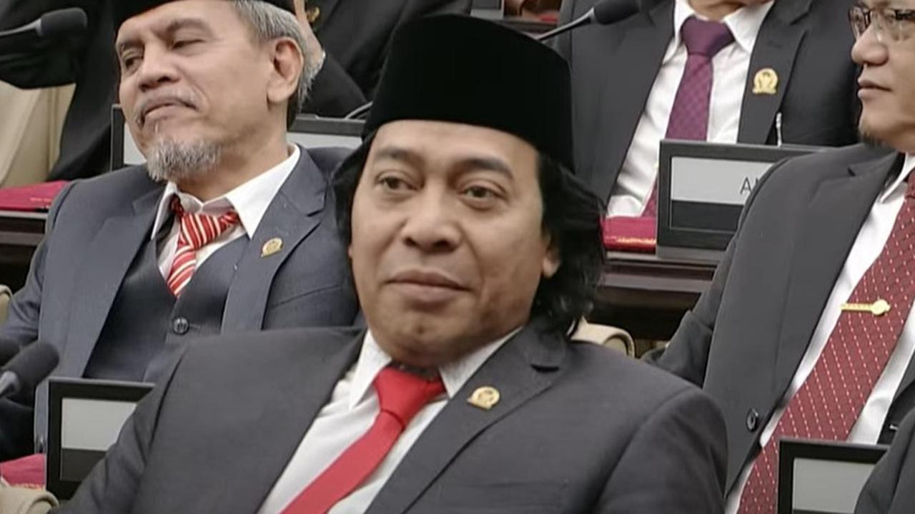 VIDEO: Reaksi Komeng di Tengah Ricuh Pemilihan Pimpinan DPD Usai Dilantik