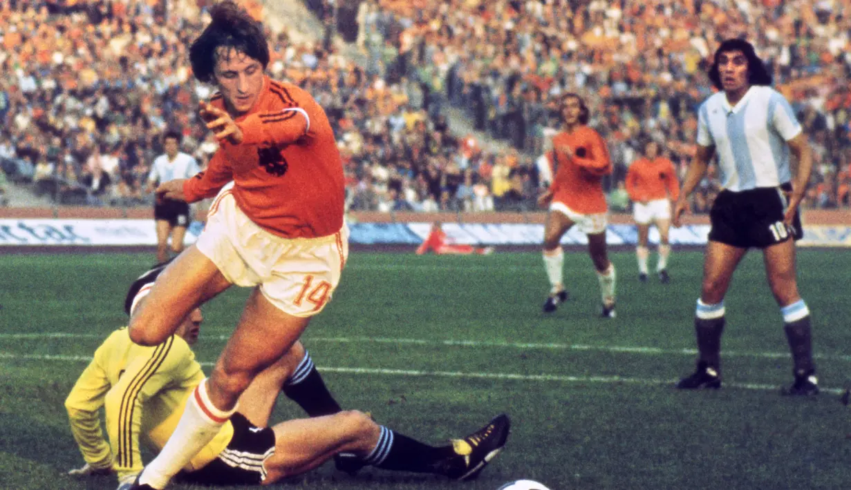 Kiper Argentina, Daniel Carnevali, berusaha menangkap bola dari kaki pemain Belanda, Johan Cruyff, dalam laga Piala Dunia, 26 Juni 1974. (AFP)