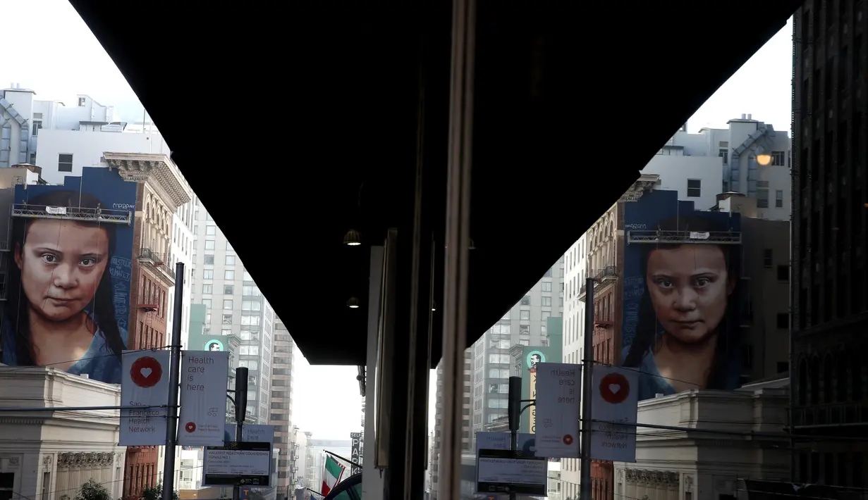 Mural aktivis perubahan iklim Greta Thunberg di sebuah gedung pusat Kota San Francisco, California, 11 November 2019. Kehadiran mural yang menunjukkan wajah Thunberg sedang menatap itu diharapkan dapat mengingatkan setiap orang tentang bahaya perubahan iklim. (Justin Sullivan/Getty Images/AFP)