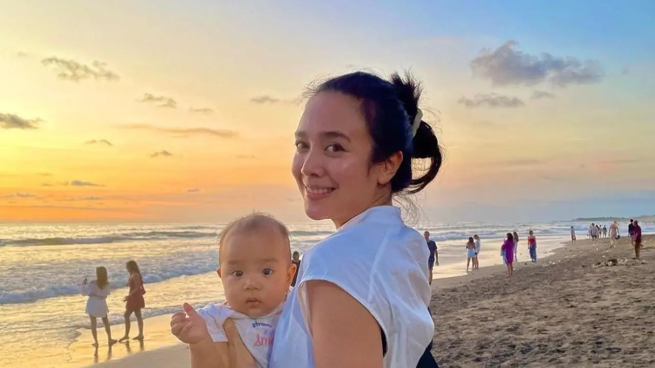 Dea Ananda sering kali liburan ke pantai, berikut potret bareng buah hati