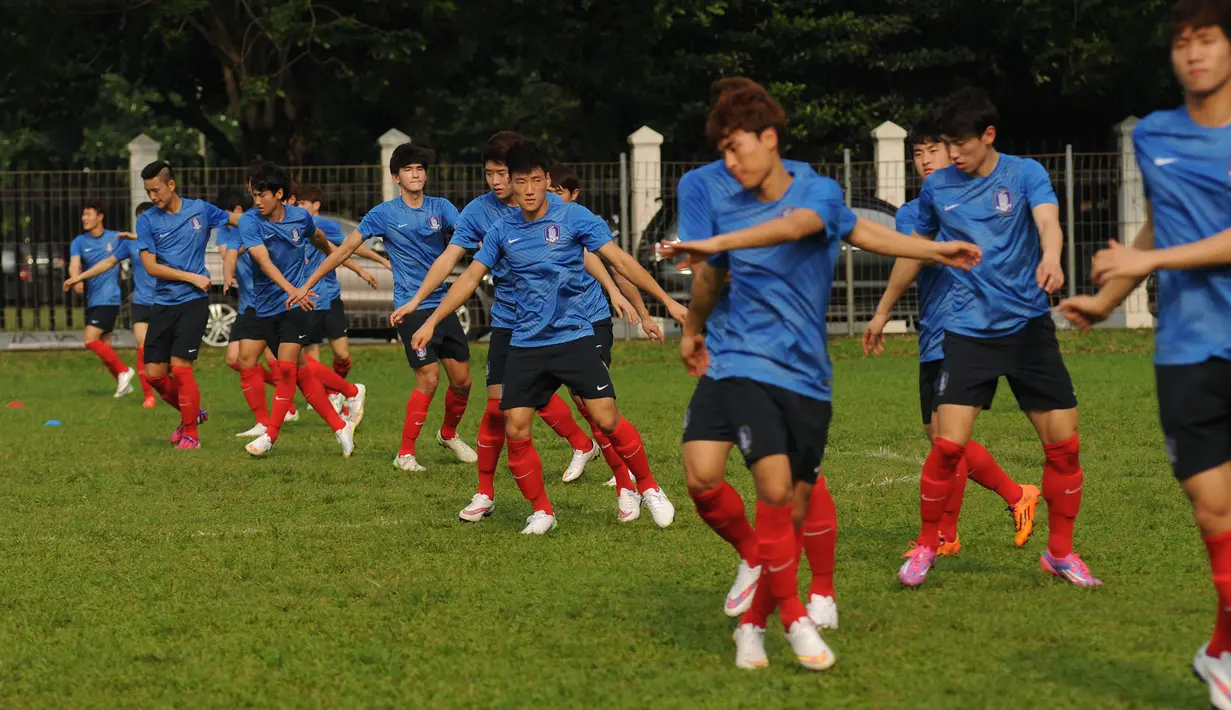 Jelang berlaga di kualifikasi Grup H Piala Asia 2016, timnas Korea Selatan U-23 melakukan latihan perdana di Lapangan C Senayan, Jakarta, (21/3/2015). Tampak, pemain timnas Korsel U-23 saat melakukan pemanasan. (Liputan6.com/Helmi Fithriansyah)