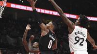 Guard Portland Trail Blazers, Damian Lillard (tengah), beraksi menghadapi Toronto Raptors di Moda Center, Selasa (31/10/2017) WIB. (AP Photo/Steve Dykes)
