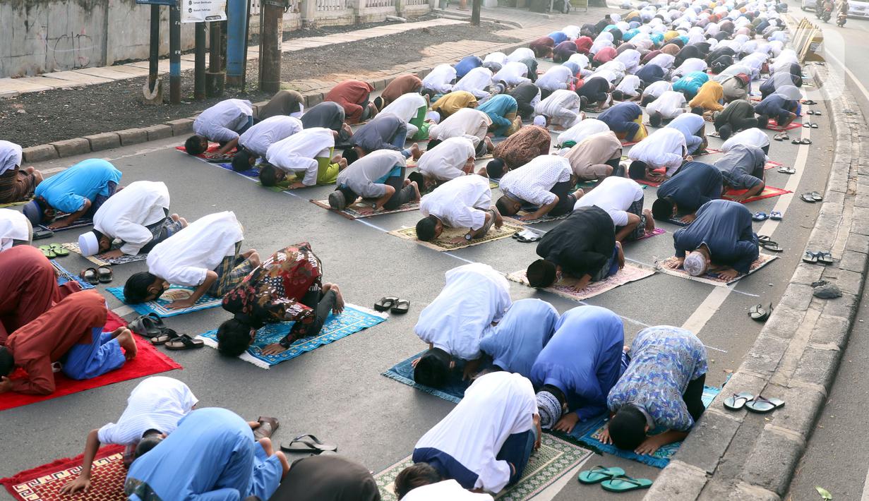 Umat muslim melaksanakan salat Idul Adha 1442 H di Masjid Masjid Jami Al-Mubarok, Tangerang, Banten, Selasa (20/7/2021). Sebagian masjid melakukan pelaksanaan salat Idul Adha 1442 H, namun dengan protokol kesehatan yang ketat. (Liputan6.com/Angga Yuniar)