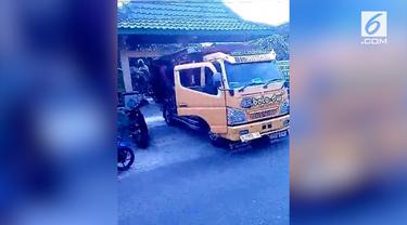 Para warga punya cara pintar untuk mengeluarkan sebuah truk yang nyangkut di sebuah gapura.