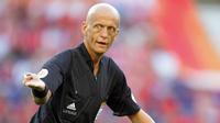 Wasit Pierluigi Collina saat memimpin laga semifinal Euro 2004 antara Yunani melawan Republik Ceko di Estadio do Dragao, Porto, 1 Juli 2004. (AFP/Mladen Antonov)
