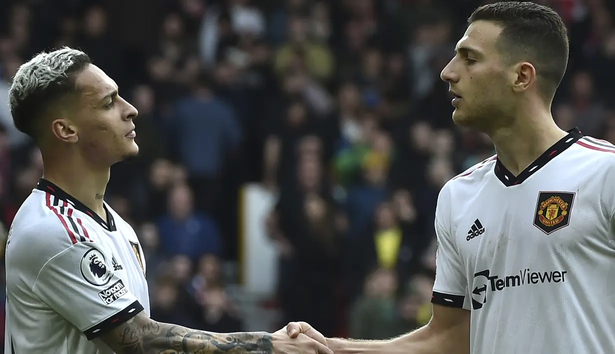 <p>Bek Manchester United, Diogo Dalot (kanan) berselebrasi dengan Anthony setelah mencetak gol ke gawang Nottingham Forest selama pertandingan lanjutan Liga Inggris di City ground di Nottingham, Inggris, Minggu, 16 April 2023. (AP Photo/ Rui Vieira)</p>