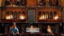 Petugas gereja Katedral terlihat membersihkan altar jelang Misa Malam Natal 2014 pada Rabu pagi (24/12/2014). (Liputan6.com/Miftahul Hayat)