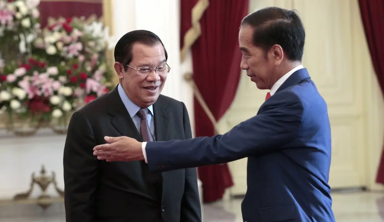 Presiden  Joko Widodo menyambut Perdana Menteri Kamboja Hun Sen di Istana Merdeka, Minggu (20/10/2019). Raja Eswatini, Mswati III beserta istrinya, Siphelele Mashwama menjadi kepala negara kelima yang bertemu Jokowi. (AP Photo/Dita Alangkara)