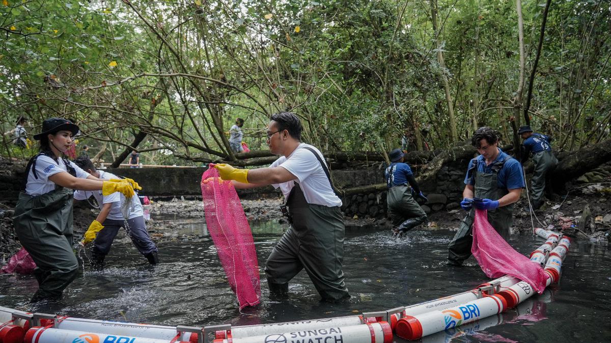 Peringati Hari Sungai Nasional, BRI Peduli Gelar Aksi Bersih Sungai dan Edukasi Kelola Sampah